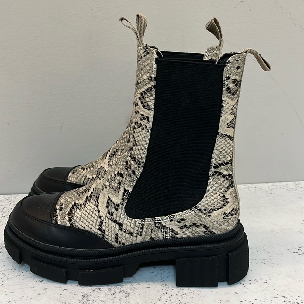 Casual Boot size 37 / 6.5 US